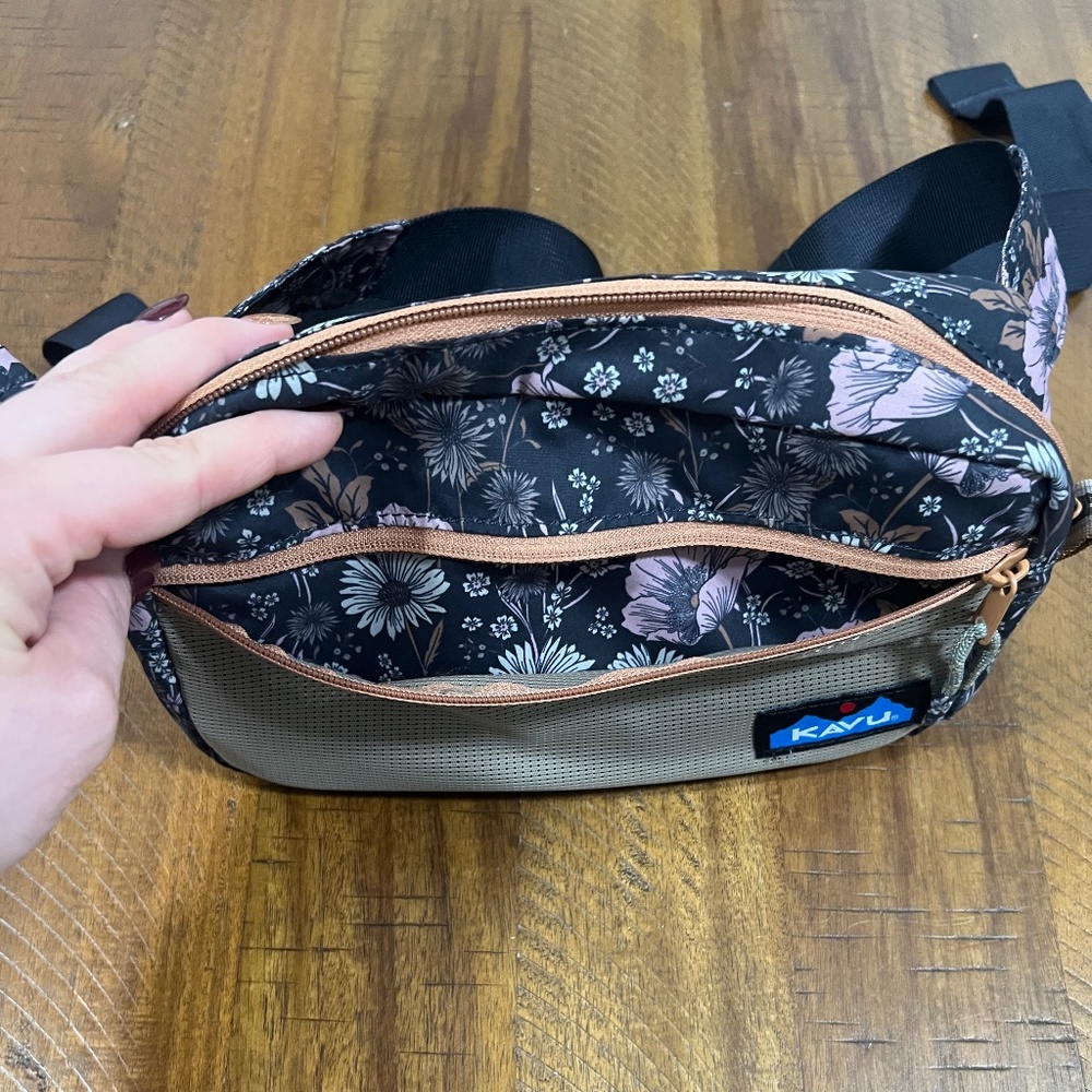 NWOT Kavu Cattle Point Quiet Wildflowers Hip Pack - Picture 3 of 4